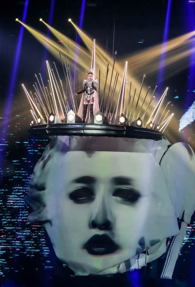 蔡依林身着八公斤战袍小巨蛋开唱。（罗永铭摄）