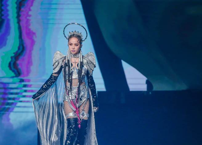 蔡依林身着八公斤战袍小巨蛋开唱。（罗永铭摄）