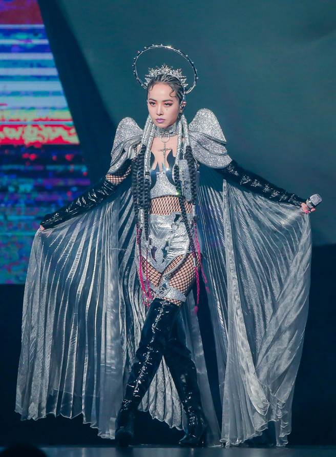 蔡依林身着八公斤战袍小巨蛋开唱。（罗永铭摄）