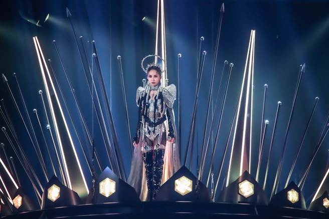 蔡依林身着八公斤战袍小巨蛋开唱。（罗永铭摄）