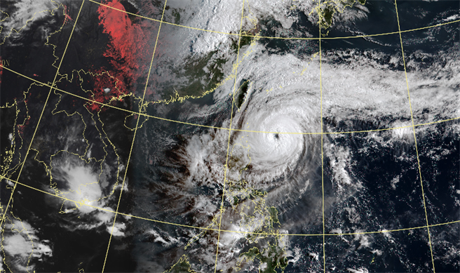 舒力基轉中颱，今距離台灣最近。（中央氣象局提供）