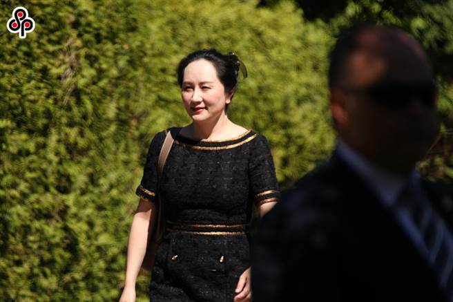 加拿大法官批准推迟孟晚舟引渡听证会至8月。图为2020年5月27日，华为公司副董事长、财务长孟晚舟走出其位于加拿大温哥华的居所，赴法院出庭听取裁决。（中新社）