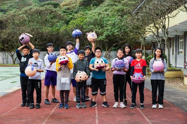 浮球写上九份、瑞芳，画上海浪、海底生物，显见孩子对家乡环境的美好期盼。(图／大联大提供)