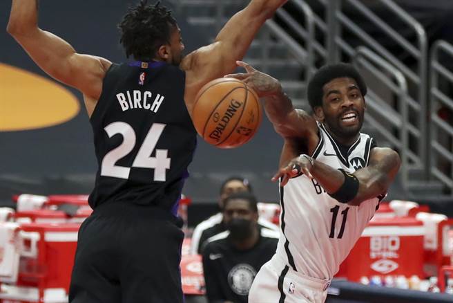 受到对方防守压迫，厄文只好赶紧把球传出。(美联社)