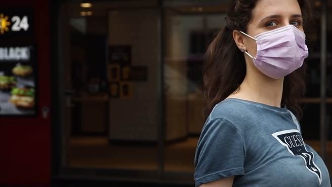 奧莉來台灣半年從未去過麥當勞，這回她第一次去消費，卻被店員的服務嚇到。（圖／翻攝自不要鬧工作室YouTube）