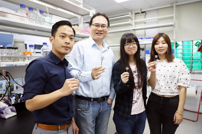 台科大化工系教授葉禮賢(左2)與台大化工系教授吳嘉文合作，帶領團隊研究登頂尖期刊。(台科大提供／李侑珊台北傳真)