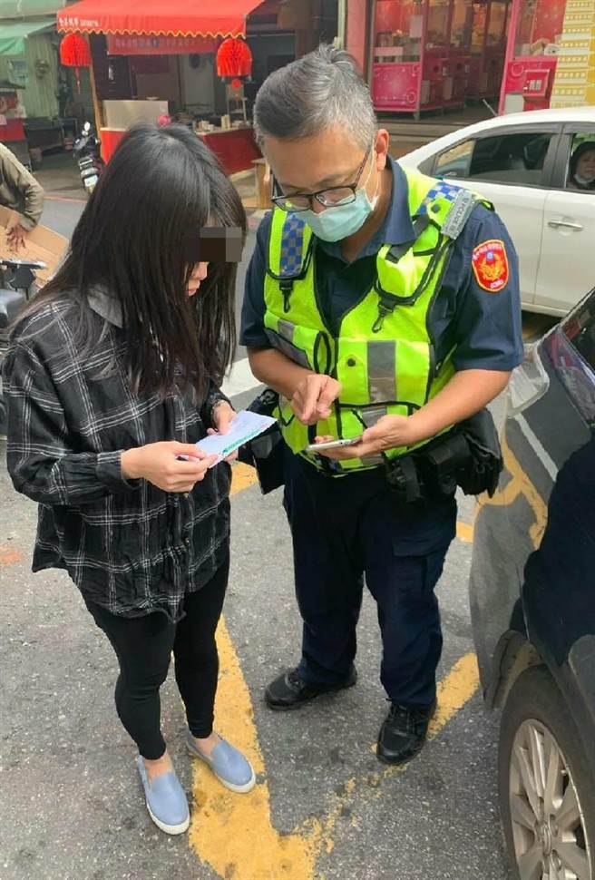 少女负气失联，警察杯杯扮和事佬耐心开导。（警方提供）