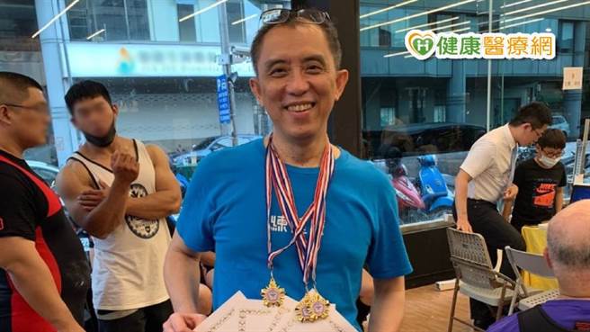 66岁的保罗阿公，原本手抖到无法喝水、写字，训练后动作稳定，还获得健力比赛金牌。(图/健康医疗网提供)