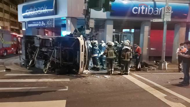 警消到场协助驾驶脱困、送侯。（陈鸿伟翻摄）