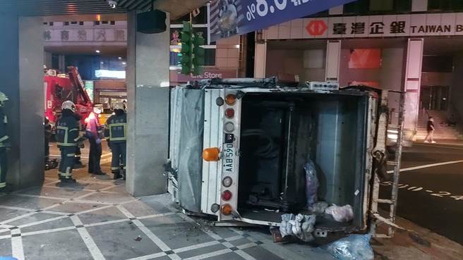 小黄违规左转导致垃圾车翻车。（陈鸿伟翻摄）