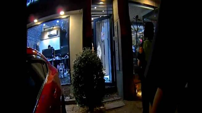 高市鼓山區一家精品店21日晚間莫名原因遭4名惡煞持球棒砸店。店家懷疑是消費糾紛導致，警方獲報後已鎖定特定對象全力查緝。（高市鼓山警分局提供／袁庭堯高雄傳真）