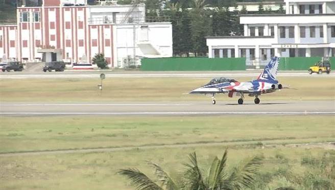 勇鹰号高教机首度在台东志航试飞，引起不少军事迷惊呼。（民眾提供／蔡旻妤台东传真）