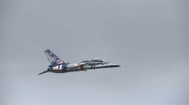 勇鹰号高教机首度在台东志航试飞，引起不少军事迷惊呼。（民眾提供／蔡旻妤台东传真）