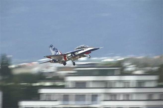 勇鹰号高教机首度在台东志航试飞，引起不少军事迷惊呼。（民眾提供／蔡旻妤台东传真）