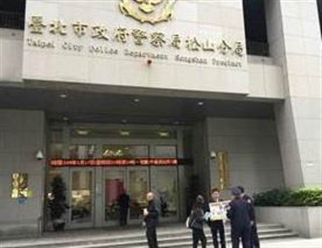 针对大批黑衣人衝进派出所追打醉警官疑压案一事，松山分局今作出处置，当事警官记过调职。（示意图／中时资料照）