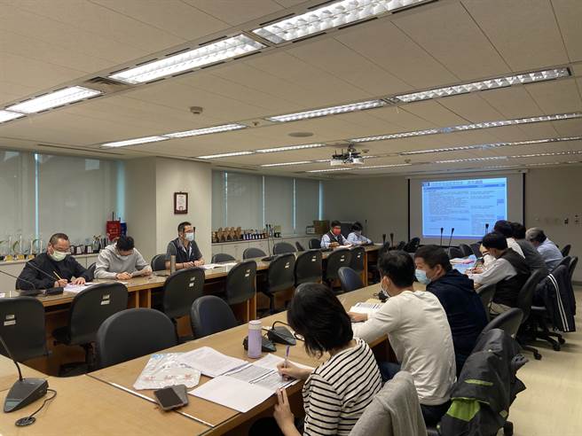 由于第2区保留户、重划排除户较多，正与中华工程开会讨论交通工程施作方向，盼将当地民眾通勤影响降到最低。（新北市地政局提供）