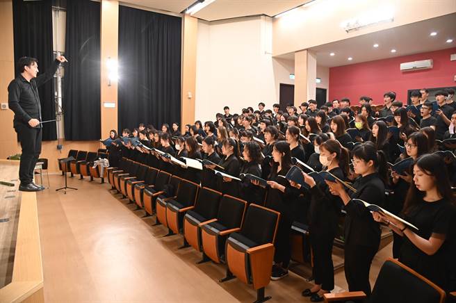 清华音乐系管弦乐团及合唱团师生为校庆音乐会加紧练习。（清大提供／罗浚滨新竹传真）