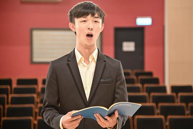 清华大学音乐系大三生陈亭屹，将在莫札特加冕弥撒曲担纲男低音独唱。（清大提供／罗浚滨新竹传真）