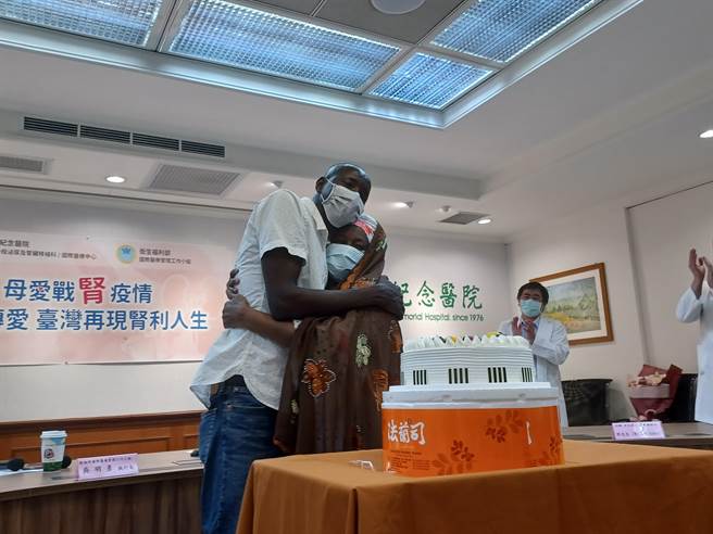 杰妈妈与杰先生相拥，感谢台湾团队的协助。（林周义摄）