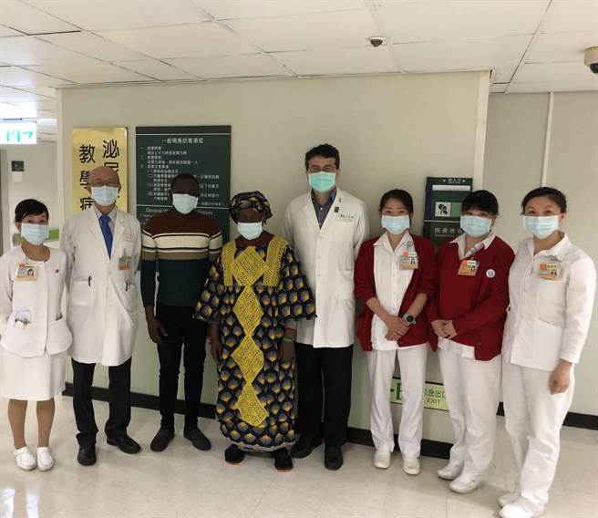 杰先生、杰妈妈与医疗团队合影。（长庚医院提供／林周义台北传真）