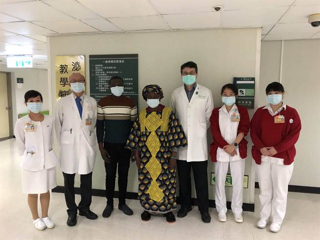 杰先生、杰妈妈与医疗团队合影。（长庚医院提供／林周义台北传真）