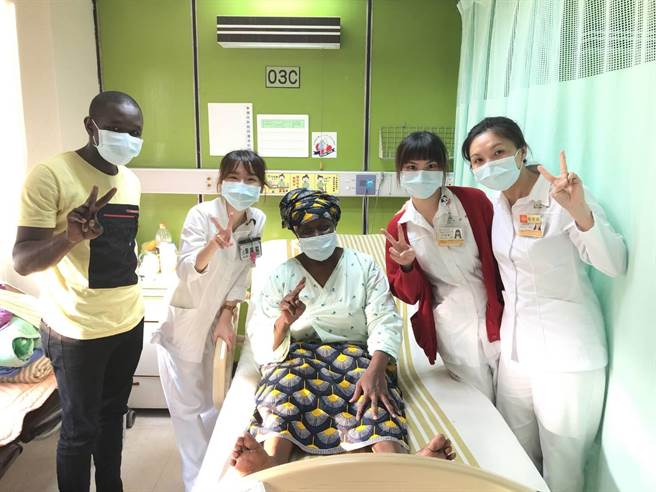 杰妈妈(中)与长庚医护团队合影（左为杰先生的弟弟）。（长庚医院提供／林周义台北传真）