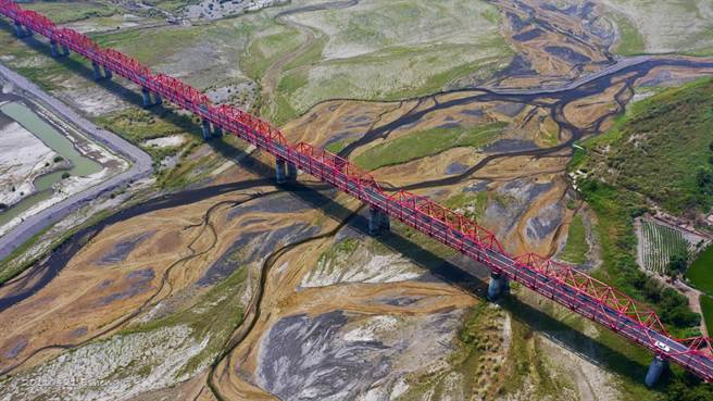 西螺大橋空拍照震撼人心，濁水溪乾枯露出河底的黃沙、雜草，不少網友看完照片盛讚是大自然的油畫。（圖／黃一盛提供）