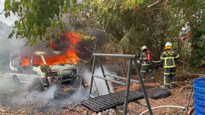 台东市山西路一处空地不明原因起火，报案人表示由机车延烧到后方厢型车。（蔡旻妤摄）