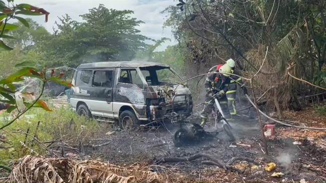 台东市山西路一处空地不明原因起火，报案人表示由机车延烧到后方厢型车。（蔡旻妤摄）