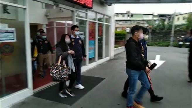诈贷集团主嫌金姓女子遭警方移送法办。（王扬杰翻摄）
