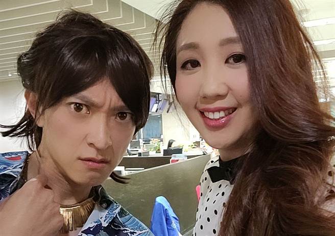 「大蒜公主」廖嘉玉(右)與偶像主播簡至豪(左)合影。(圖/中天電視提供)