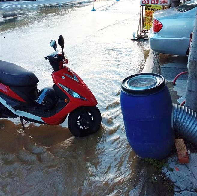 台中市大里区大明路和永大街街口发生自来水管爆管，大量泥水溢出。（资料照片／陈淑芬台中传真）