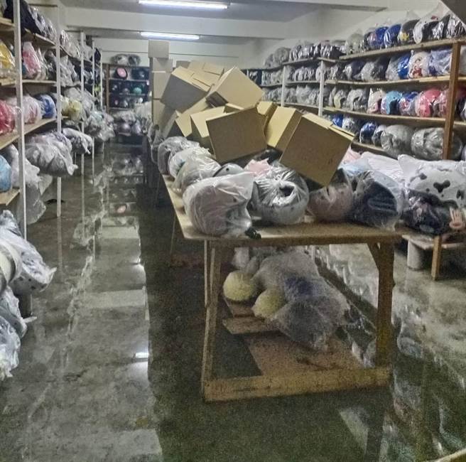 中市供5停2限水措施，不料却频传自来水管路老旧，在復水时爆管，大里中兴路一家安全帽店，地下室积水，存货泡在水里。（民眾提供/黄国峰台中传真）