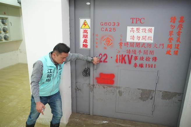 中市供5停2限水措施，不料却频传自来水管路老旧，在復水时爆管，大里甲园街一处社区，电讯机房积水，一度危及高压变电箱机房，有漏电危机。（黄国峰摄）