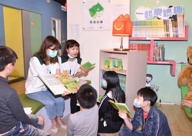 全台各地的家扶孩子，可透过麦当劳双语读本感受陪伴。（麦当劳提供）