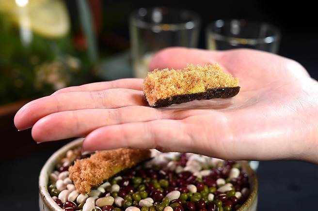 〈impromptu〉本季套餐的amuse buche是以台湾庶民早餐店〈鲔鱼肉松沙拉三明治〉发想创作，海苔片抹了米浆后酥炸定型，再以鲔鱼沙拉和自制旗鱼松入馅。（图／姚舜