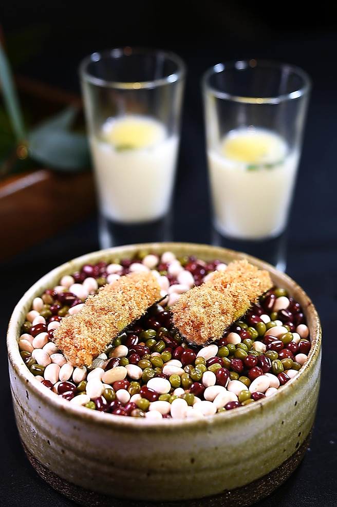 时值欧洲白廾芦笋产季，〈impromptu〉主厨Paul作了味道鲜明的〈白芦笋冷汤〉，让食客搭配cute版〈鲔鱼沙拉鱼松三明治〉。（图／姚舜）