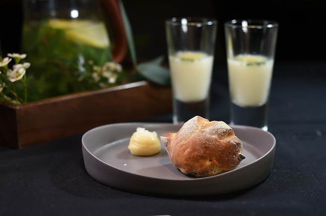 〈impromptu〉的佐餐麵包每季不同，这一季是带有薰衣草与杏桃风味的中种麵包。（图／姚舜）