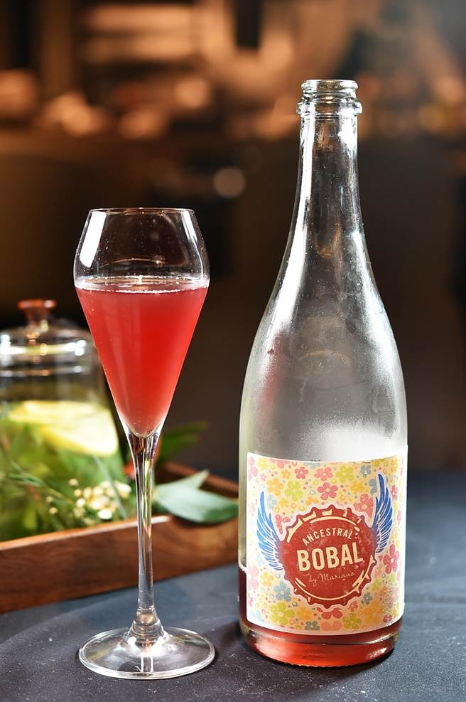 〈impromptu〉很重视完整的用餐体验，所以季季更换wine  paring与cocktail paring的酒单，更有葡萄酒和鸡尾酒穿插混搭的full paring酒单让食客佐餐。（图／姚舜）