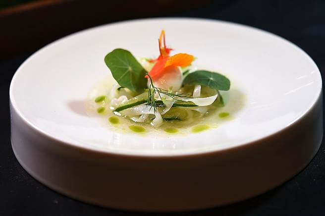 春意盎然的〈透抽．小黄瓜沙拉〉，是用优格辣根Sobet和昆布乳清酱汁，还有香草油提味，口感富层次、味道清爽。（图／姚舜）