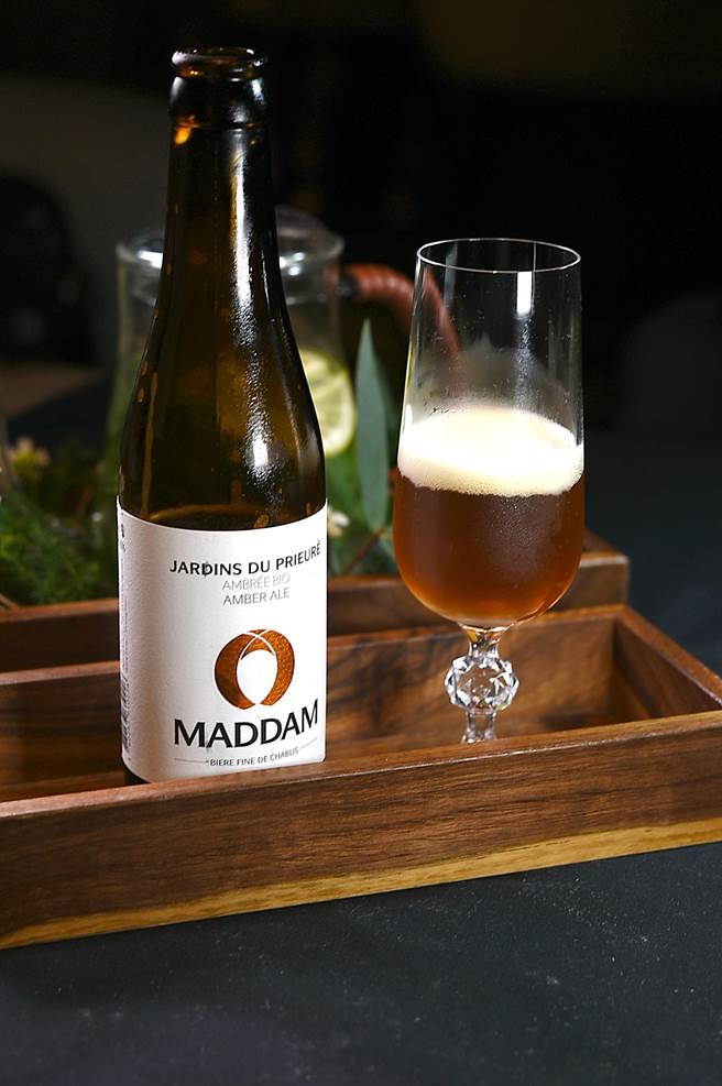 这是用酿制香槟酒方式酿造的啤酒，泡沫绵密细致，〈impromptu〉侍酒师选它佐餐。（图／姚舜）