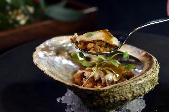 粤菜中有好吃的〈鲍汁饭〉，〈impromptu〉本季的〈鲍鱼〉，是将鲍鱼蒸过以鲍鱼肝酱汁赋味，底部衬着用西班牙腊肠提味的油饭。（图／姚舜）