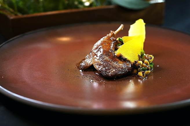 〈impromptu〉本季菜式〈鴳鹑〉是稍腌渍后炭烤，并用以玉米、韭菜和豆豉炒 制的酱料搭配提味。（图／姚舜）