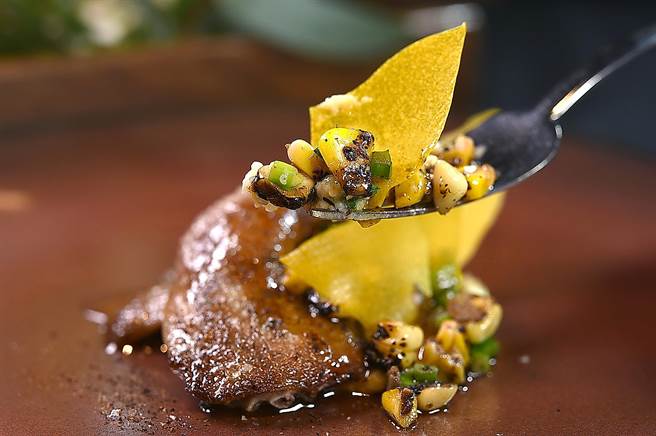 〈impromptu〉本季菜式〈鴳鹑〉的配菜有玉米脆片、烟熏炭烤玉米粒，还有豆豉炒玉米。（图／姚舜）