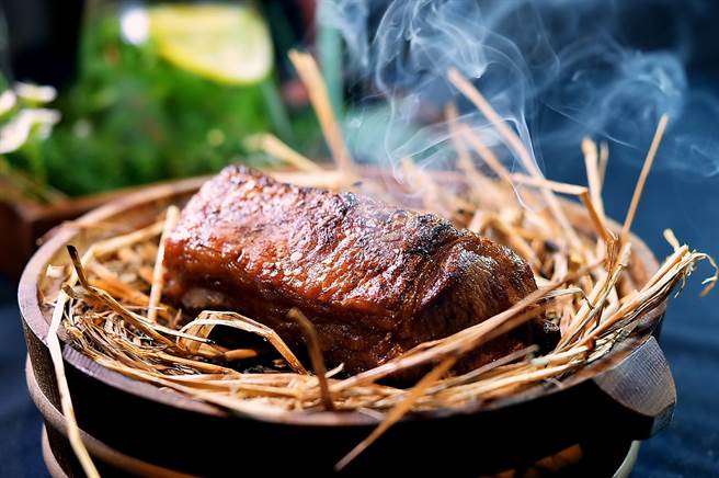 〈impromptu〉本季用了有「羊肉界劳斯莱斯」之称的纽西兰TE MANA羊的鞍部肉，切出不同细部分别料理给客人享用。（图／姚舜）