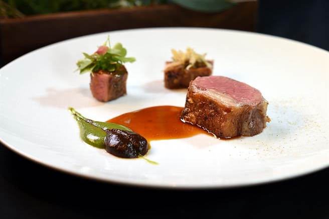 这一分用纽西兰TE MANA羊鞍部料理的菜肴，可以尝到纽约克、五花和菲力等3个部位。（图／姚舜）
