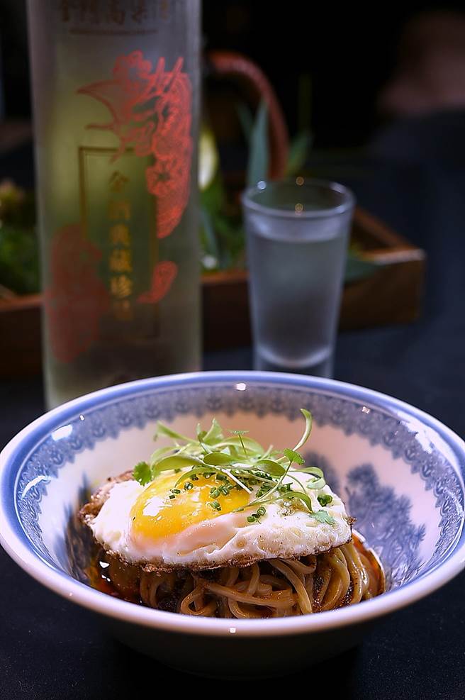 〈impromptu〉本季隐藏版菜式〈老兵套餐〉，是以金门高粱酒搭配带着微微 辣味的〈麻酱麵〉，麵上还有半熟荷包蛋。（图／姚舜）
