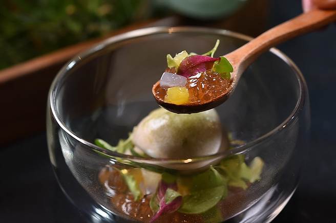 〈impromptu〉本季甜点〈青草茶冻〉，茶冻还搭配了糖煮凤梨、椰果与综合香草，增加口感与风味层次。（图／姚舜）