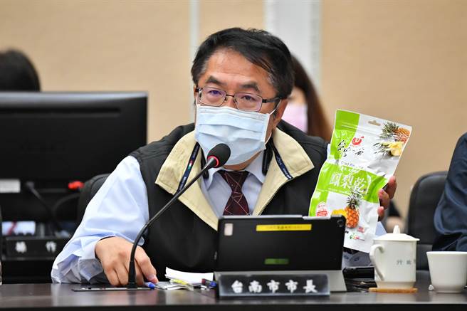 台南市长黄伟哲分享凤梨乾。（台南市政府提供／曹婷婷台南传真）