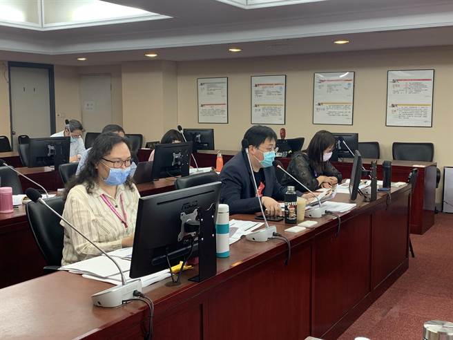 观传局今赴市议会教育委员会进行「台北广播电臺未秉持中立原则检讨改进作为」专案报告（黄婉婷摄）